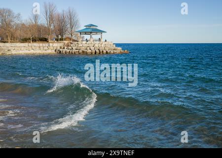 Lake Ontario und allgemeiner Panoramablick auf den Landpark in Port Credit, Ontario, Kanada Stockfoto