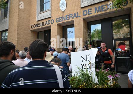 Die Polizei sperrt die Eingänge zum mexikanischen Konsulat, da Tausende mexikanischer Staatsbürger versuchen, bei den historischen Präsidentschaftswahlen in Mexiko am 2. Juni 2024 im mexikanischen Konsulat, Consulado General de Mexico en Chicago, in Chicago, Illinois, USA, zu wählen. Zum ersten Mal ist eine Frau, die ehemalige Bürgermeisterin von Mexiko City, Claudia Sheinbaum, im Begriff, Mexikos nächste Präsidentin zu werden. Wenn Sheinbaum gewählt würde, wäre sie auch die erste jüdische Präsidentin in einem weitgehend katholischen Land. Das ist das erste Mal, dass mexikanische Staatsbürger persönlich eine Stimmabgabe im Konsulat abgeben können. Mexikanische Staatsbürger sind das Stockfoto