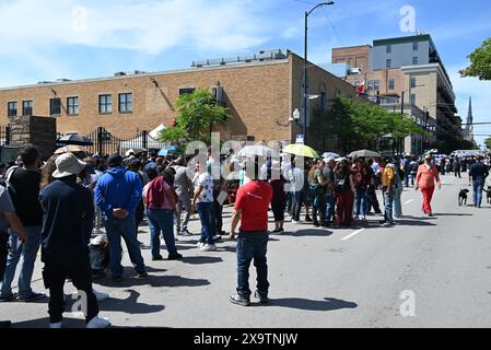 Lange Reihen mexikanischer Staatsbürger versuchen, bei den historischen Präsidentschaftswahlen Mexikos am 2. Juni 2024 im mexikanischen Konsulat, Consulado General de Mexico en Chicago in Chicago, Illinois, USA, zu wählen. Zum ersten Mal ist eine Frau, die ehemalige Bürgermeisterin von Mexiko City, Claudia Sheinbaum, im Begriff, Mexikos nächste Präsidentin zu werden. Wenn Sheinbaum gewählt würde, wäre sie auch die erste jüdische Präsidentin in einem weitgehend katholischen Land. Das ist das erste Mal, dass mexikanische Staatsbürger persönlich eine Stimmabgabe im Konsulat abgeben können. Mexikanische Staatsangehörige versuchen zu wählen, aber sie werden vom Konsulat informiert Stockfoto