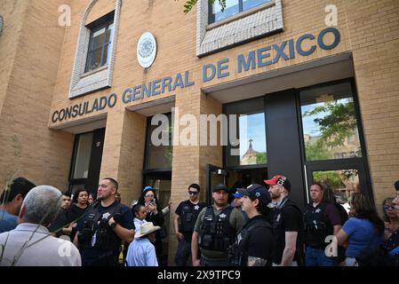 Die Polizei sperrt die Eingänge zum mexikanischen Konsulat, da Tausende mexikanischer Staatsbürger versuchen, bei den historischen Präsidentschaftswahlen in Mexiko am 2. Juni 2024 im mexikanischen Konsulat, Consulado General de Mexico en Chicago, in Chicago, Illinois, USA, zu wählen. Zum ersten Mal ist eine Frau, die ehemalige Bürgermeisterin von Mexiko City, Claudia Sheinbaum, im Begriff, Mexikos nächste Präsidentin zu werden. Wenn Sheinbaum gewählt würde, wäre sie auch die erste jüdische Präsidentin in einem weitgehend katholischen Land. Das ist das erste Mal, dass mexikanische Staatsbürger persönlich eine Stimmabgabe im Konsulat abgeben können. Mexikanische Staatsbürger sind das Stockfoto