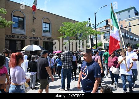 Lange Reihen mexikanischer Staatsbürger versuchen, bei den historischen Präsidentschaftswahlen Mexikos am 2. Juni 2024 im mexikanischen Konsulat, Consulado General de Mexico en Chicago in Chicago, Illinois, USA, zu wählen. Zum ersten Mal ist eine Frau, die ehemalige Bürgermeisterin von Mexiko City, Claudia Sheinbaum, im Begriff, Mexikos nächste Präsidentin zu werden. Wenn Sheinbaum gewählt würde, wäre sie auch die erste jüdische Präsidentin in einem weitgehend katholischen Land. Das ist das erste Mal, dass mexikanische Staatsbürger persönlich eine Stimmabgabe im Konsulat abgeben können. Mexikanische Staatsangehörige versuchen zu wählen, aber sie werden vom Konsulat informiert Stockfoto