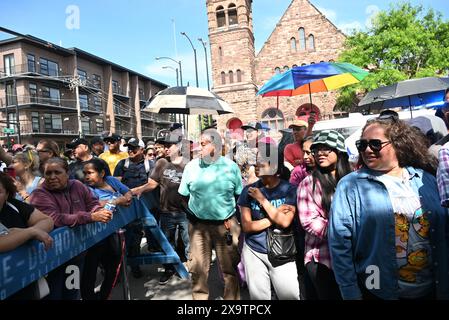 Lange Reihen mexikanischer Staatsbürger versuchen, bei den historischen Präsidentschaftswahlen Mexikos am 2. Juni 2024 im mexikanischen Konsulat, Consulado General de Mexico en Chicago in Chicago, Illinois, USA, zu wählen. Zum ersten Mal ist eine Frau, die ehemalige Bürgermeisterin von Mexiko City, Claudia Sheinbaum, im Begriff, Mexikos nächste Präsidentin zu werden. Wenn Sheinbaum gewählt würde, wäre sie auch die erste jüdische Präsidentin in einem weitgehend katholischen Land. Das ist das erste Mal, dass mexikanische Staatsbürger persönlich eine Stimmabgabe im Konsulat abgeben können. Mexikanische Staatsangehörige versuchen zu wählen, aber sie werden vom Konsulat informiert Stockfoto