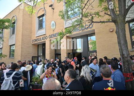 Lange Reihen mexikanischer Staatsbürger versuchen, bei den historischen Präsidentschaftswahlen Mexikos am 2. Juni 2024 im mexikanischen Konsulat, Consulado General de Mexico en Chicago in Chicago, Illinois, USA, zu wählen. Zum ersten Mal ist eine Frau, die ehemalige Bürgermeisterin von Mexiko City, Claudia Sheinbaum, im Begriff, Mexikos nächste Präsidentin zu werden. Wenn Sheinbaum gewählt würde, wäre sie auch die erste jüdische Präsidentin in einem weitgehend katholischen Land. Das ist das erste Mal, dass mexikanische Staatsbürger persönlich eine Stimmabgabe im Konsulat abgeben können. Mexikanische Staatsangehörige versuchen zu wählen, aber sie werden vom Konsulat informiert Stockfoto