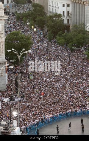 Madrid, Spanien. Juni 2024. Tausende von Real Madrid Fans treffen sich auf dem Cibeles Square, um mit Real Madrid Spielern den 15. Titel der Champions League (UCL) in Madrid zu feiern. Quelle: SOPA Images Limited/Alamy Live News Stockfoto