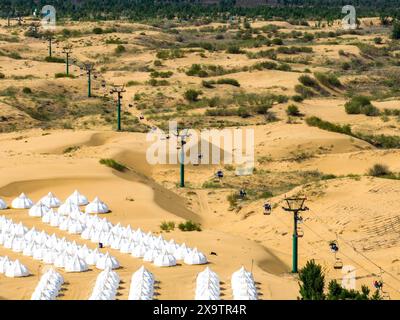 ORDOS, CHIAN - 31. MAI 2024 - Touristen besuchen den malerischen Ort Yinkantara in der Kubuqi Wüste in Ordos, der autonomen Region der Inneren Mongolei, China, Mai 31 Stockfoto