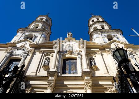 Blick auf die Kirche San Pedro González Telmo, eine 1734 erbaute katholische Kirche im Stadtteil San Telmo in Buenos Aires, Argentinien. Stockfoto