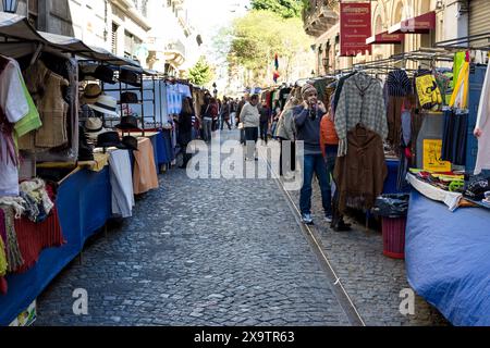 Blick auf San Telmos Flohmarkt im Freien in Buenos Aires, Argentinien. Stockfoto