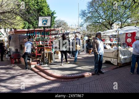 Blick auf San Telmos Flohmarkt im Freien in Buenos Aires, Argentinien. Stockfoto