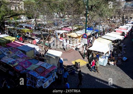 Blick auf San Telmos Flohmarkt im Freien in Buenos Aires, Argentinien. Stockfoto