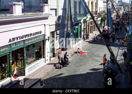 Blick auf San Telmos Flohmarkt im Freien in Buenos Aires, Argentinien. Stockfoto