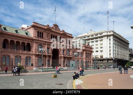 Blick auf Casa Rosada (Rosa Haus), das Executive-Herrenhaus und Büro des Präsidenten von Argentinien im historischen Zentrum von Buenos Aires. Stockfoto