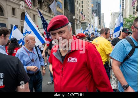 NEW YORK, NEW YORK – 2. JUNI: Curtis Sliwa und die Guardian Angels nehmen an der jährlichen Feiern-Israel-Parade am 2. Juni 2024 in New York Teil. Zehntausende von Menschen marschierten während einer Parade für Israel auf die Fünfte Avenue, wobei viele zur Freilassung von Geiseln, die von der Hamas in Gaza festgehalten wurden, aufriefen: "Bring sie nach Hause", eine Botschaft, die laut und deutlich ertönte. Die Parade fand fast acht Monate nach dem beispiellosen Angriff der Hamas am 7. Oktober statt, dem tödlichsten in der Geschichte Israels. Die NYPD erhöhte die Sicherheit für die Parade aufgrund von Spannungen und Protesten rund um den Krieg in Gaza. Quelle: Ron Adar/Alamy Live News Stockfoto