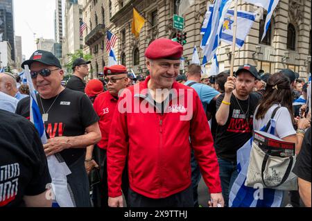 NEW YORK, NEW YORK – 2. JUNI: Curtis Sliwa und die Guardian Angels nehmen an der jährlichen Feiern-Israel-Parade am 2. Juni 2024 in New York Teil. Zehntausende von Menschen marschierten während einer Parade für Israel auf die Fünfte Avenue, wobei viele zur Freilassung von Geiseln, die von der Hamas in Gaza festgehalten wurden, aufriefen: "Bring sie nach Hause", eine Botschaft, die laut und deutlich ertönte. Die Parade fand fast acht Monate nach dem beispiellosen Angriff der Hamas am 7. Oktober statt, dem tödlichsten in der Geschichte Israels. Die NYPD erhöhte die Sicherheit für die Parade aufgrund von Spannungen und Protesten rund um den Krieg in Gaza. Quelle: Ron Adar/Alamy Live News Stockfoto