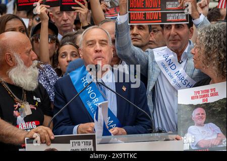 NEW YORK, NEW YORK - 02. JUNI: New York State Comptroller Tom DiNapoli spricht zu Beginn der jährlichen Feiern-Israel-Parade am 2. Juni 2024 in New York. Zehntausende von Menschen marschierten während einer Parade für Israel auf die Fünfte Avenue, wobei viele zur Freilassung von Geiseln, die von der Hamas in Gaza festgehalten wurden, aufriefen: "Bring sie nach Hause", eine Botschaft, die laut und deutlich ertönte. Die Parade fand fast acht Monate nach dem beispiellosen Angriff der Hamas am 7. Oktober statt, dem tödlichsten in der Geschichte Israels. Die NYPD erhöhte die Sicherheit für die Parade aufgrund von Spannungen und Protesten rund um den Krieg in Gaza. Gutschrift: Stockfoto