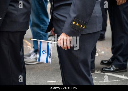 NEW YORK, NEW YORK – 02. JUNI: Mitglied der Feuerwehr Lawrence Cedarhurst hält während der jährlichen Feiern-Israel-Parade am 2. Juni 2024 in New York eine israelische Flagge. Zehntausende von Menschen marschierten während einer Parade für Israel auf die Fünfte Avenue, wobei viele zur Freilassung von Geiseln, die von der Hamas in Gaza festgehalten wurden, aufriefen: "Bring sie nach Hause", eine Botschaft, die laut und deutlich ertönte. Die Parade fand fast acht Monate nach dem beispiellosen Angriff der Hamas am 7. Oktober statt, dem tödlichsten in der Geschichte Israels. Die NYPD erhöhte die Sicherheit für die Parade aufgrund von Spannungen und Protesten rund um den Krieg in Gaza. Credi Stockfoto