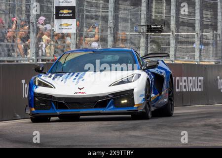 Juni 2024: Der Corvette Pace Car) fährt während des Chevrolet Detroit Sports Car Classic. Die IMSA WeatherTech Sportscar Series führt den Chevrolet Detroit Sports Car Classic auf den Straßen der Innenstadt von Detroit, Michigan, aus. (Jonathan Tenca/CSM) Stockfoto