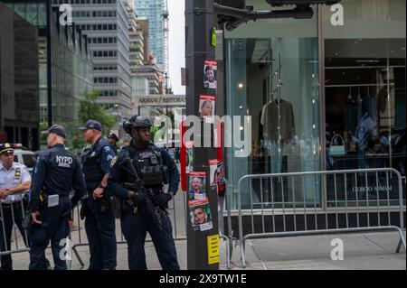 NEW YORK, NEW YORK - 02. JUNI: Aufkleber mit Fotos einer Geisel, die von der Hamas gehalten wird, auf Lichtmasten, Zäunen und Schildern entlang der Paraderoute auf der Fifth Avenue während der jährlichen Feiern-Israel-Parade am 2. Juni 2024 in New York City. Zehntausende von Menschen marschierten während einer Parade für Israel auf die Fünfte Avenue, wobei viele zur Freilassung von Geiseln, die von der Hamas in Gaza festgehalten wurden, aufriefen: "Bring sie nach Hause", eine Botschaft, die laut und deutlich ertönte. Die Parade fand fast acht Monate nach dem beispiellosen Angriff der Hamas am 7. Oktober statt, dem tödlichsten in der Geschichte Israels. Quelle: Ron Adar/Alamy Live News Stockfoto