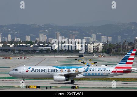American Airlines Airbus A321-231, Flagship Valor Lackierung, mit dem Kennzeichen N167AN auf dem LAX, Los Angeles International Airport. Stockfoto