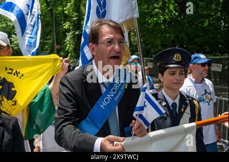 NEW YORK, NEW YORK – 02. JUNI: Boaz Bismuth, Mitglied des israelischen Parlaments („Knesset“), marschiert während der jährlichen Feiern-Israel-Parade am 2. Juni 2024 in New York City auf die Fifth Avenue. Zehntausende von Menschen marschierten während einer Parade für Israel auf die Fünfte Avenue, wobei viele zur Freilassung von Geiseln, die von der Hamas in Gaza festgehalten wurden, aufriefen: "Bring sie nach Hause", eine Botschaft, die laut und deutlich ertönte. Die Parade fand fast acht Monate nach dem beispiellosen Angriff der Hamas am 7. Oktober statt, dem tödlichsten in der Geschichte Israels. Quelle: Ron Adar/Alamy Live News Stockfoto