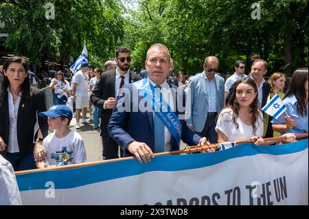 NEW YORK, NEW YORK - 2. JUNI: Botschafter Gilad Erdan Ständiger Vertreter Israels bei den Vereinten Nationen (C) marschiert während der jährlichen Feiern-Israel-Parade am 2. Juni 2024 in New York City auf die Fifth Avenue. Zehntausende von Menschen marschierten während einer Parade für Israel auf die Fünfte Avenue, wobei viele zur Freilassung von Geiseln, die von der Hamas in Gaza festgehalten wurden, aufriefen: "Bring sie nach Hause", eine Botschaft, die laut und deutlich ertönte. Die Parade fand fast acht Monate nach dem beispiellosen Angriff der Hamas am 7. Oktober statt, dem tödlichsten in der Geschichte Israels. Quelle: Ron Adar/Alamy Live News Stockfoto