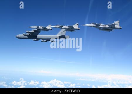 Ein Flugzeug der US-Luftwaffe B-52H Stratofortress, das von der Luftwaffenbasis Morón in Spanien aus operiert, wird mit dem schwedischen Saab JAS-39 Gripen von der coa integriert Stockfoto