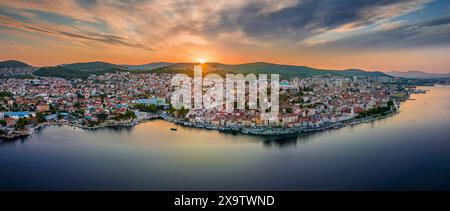 Sibenik, Kroatien - Panoramablick auf die mediterrane Stadt Sibenik an einem sonnigen Sommermorgen mit der Kathedrale St. Jakob, Festung St. Mic Stockfoto