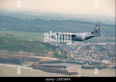 Eine US-Luftwaffe, die der 37th Airlift Squadron, Ramstein Air Base, Deutschland, zugeordnet ist, fliegt eine C-130J Super Hercules über die nördliche Küste Stockfoto