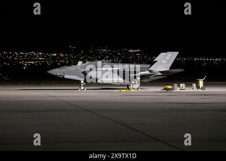 Eine F-35A Lightning II der US Air Force wird am 15. Mai 2024 auf der Fluglinie auf der Nellis Air Force Base gesehen. (Foto der U.S. Air Force von Senior Airman Jack Rodge Stockfoto