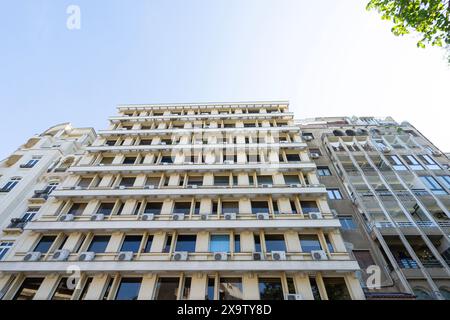 Bukarest, Rumänien. Mai 2024. Die Klimaanlagen auf den Balkonen eines Gebäudes im Stadtzentrum Stockfoto