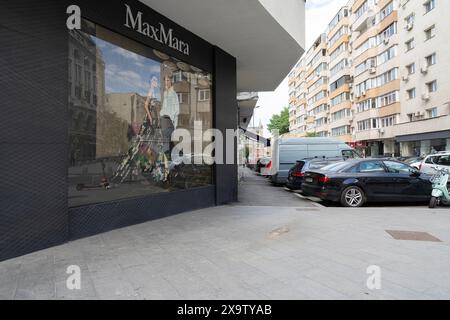 Bukarest, Rumänien. Mai 2024. Außenansicht der Fenster des Luxusgeschäfts MaxMara im Stadtzentrum Stockfoto