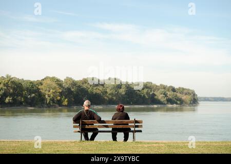 Älteres Ehepaar auf der Bank auf der Donau in Apatin, Vojvodina, Serbien Stockfoto