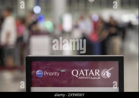 Hongkong, China. Mai 2024. Ein Schild von Qatar Airways, der staatlichen Fluggesellschaft Katars, die die Vorranglinie am Chek Lap Kok International Airport angibt. (Credit Image: © Budrul Chukrut/SOPA Images via ZUMA Press Wire) NUR REDAKTIONELLE VERWENDUNG! Nicht für kommerzielle ZWECKE! Stockfoto