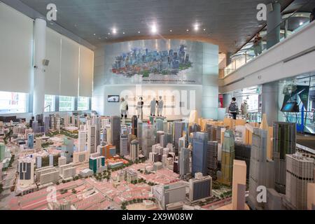 Menschen, die sich 3D-Modelle der Infrastruktur in Singapur in der Singapore City Gallery ansehen. Singapur. 2024. Stockfoto