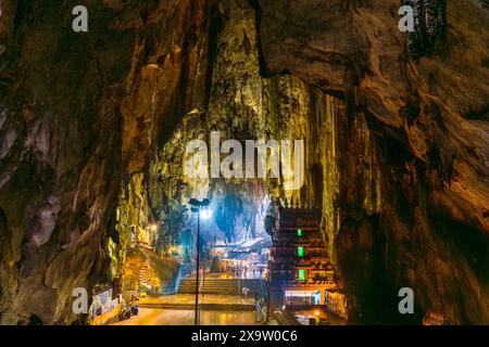 Kuala Lumpur, Malaysia - 15. Mai 2024 : Sri Subramaniar Swamy Temple mit Statue in den Batu Caves Stockfoto