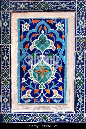 Vertikaler Hintergrund mit Details der alten Mosaikwände mit floralen und geometrischen Ornamenten. Traditionelle Fliesendekoration an der Wand von Sher-dor Madrasah Stockfoto