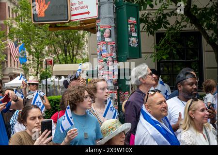 NEW YORK, NEW YORK - 02. JUNI: Aufkleber mit Fotos einer Geisel, die von der Hamas gehalten wird, auf Lichtmasten, Zäunen und Schildern entlang der Paraderoute auf der Fifth Avenue während der jährlichen Feiern-Israel-Parade am 2. Juni 2024 in New York City. Zehntausende von Menschen marschierten während einer Parade für Israel auf die Fünfte Avenue, wobei viele zur Freilassung von Geiseln, die von der Hamas in Gaza festgehalten wurden, aufriefen: "Bring sie nach Hause", eine Botschaft, die laut und deutlich ertönte. Die Parade fand fast acht Monate nach dem beispiellosen Angriff der Hamas am 7. Oktober statt, dem tödlichsten in der Geschichte Israels. Das NYPD erhöhte die Sicherheit für die Parade du Stockfoto