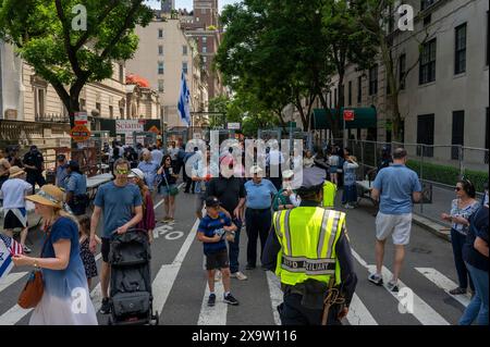 NEW YORK, NEW YORK - 02. JUNI: Zuschauer gehen während der jährlichen Feiern-Israel-Parade am 2. Juni 2024 in New York City durch den Sicherheitskontrollpunkt Enhanced NYPD. Zehntausende von Menschen marschierten während einer Parade für Israel auf die Fünfte Avenue, wobei viele zur Freilassung von Geiseln, die von der Hamas in Gaza festgehalten wurden, aufriefen: "Bring sie nach Hause", eine Botschaft, die laut und deutlich ertönte. Die Parade fand fast acht Monate nach dem beispiellosen Angriff der Hamas am 7. Oktober statt, dem tödlichsten in der Geschichte Israels. Die NYPD erhöhte die Sicherheit für die Parade aufgrund von Spannungen und Protesten rund um den Krieg in Gaza. (Foto: R Stockfoto