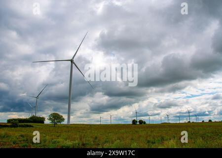 Windräder bei schlechtem Wetter. Konzepte der nachhaltigen Stromerzeugung, der Energiewende, der Probleme und Belästigungen im Zusammenhang mit der Umweltpolitik Stockfoto