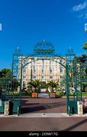 Außenansicht des Rathauses von Royan, einer Gemeinde im französischen Departement Charente-Maritime in der Region Nouvelle Aquitaine Stockfoto