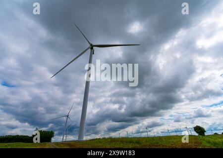 Windräder bei schlechtem Wetter. Konzepte der nachhaltigen Stromerzeugung, der Energiewende, der Probleme und Belästigungen im Zusammenhang mit der Umweltpolitik Stockfoto