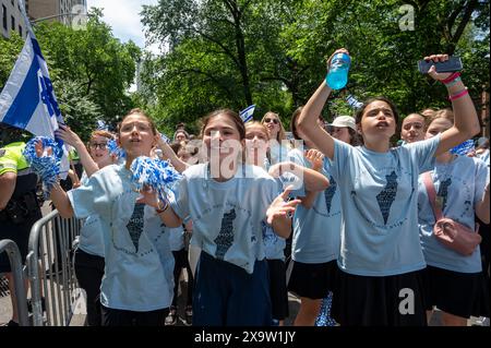 NEW YORK, NEW YORK - 02. JUNI: Mädchen tanzen während der jährlichen Israel Parade am 2. Juni 2024 in New York City. Zehntausende von Menschen marschierten während einer Parade für Israel auf die Fünfte Avenue, wobei viele zur Freilassung von Geiseln, die von der Hamas in Gaza festgehalten wurden, aufriefen: "Bring sie nach Hause", eine Botschaft, die laut und deutlich ertönte. Die Parade fand fast acht Monate nach dem beispiellosen Angriff der Hamas am 7. Oktober statt, dem tödlichsten in der Geschichte Israels. Die NYPD erhöhte die Sicherheit für die Parade aufgrund von Spannungen und Protesten rund um den Krieg in Gaza. Stockfoto