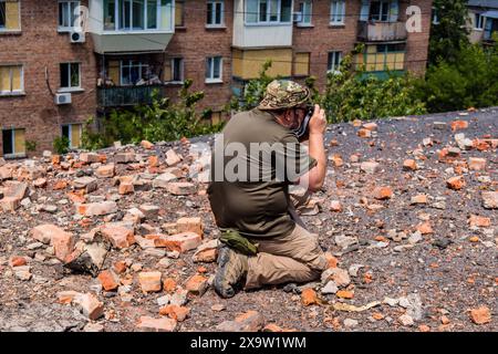 Kharkiv, Ukraine, 01. Juni 2024 Nicolas Cleuet, ein bemerkenswerter französischer Journalist, Fotograf und Reporter, der über den Krieg in der Ukraine berichtet, ist fotogr Stockfoto