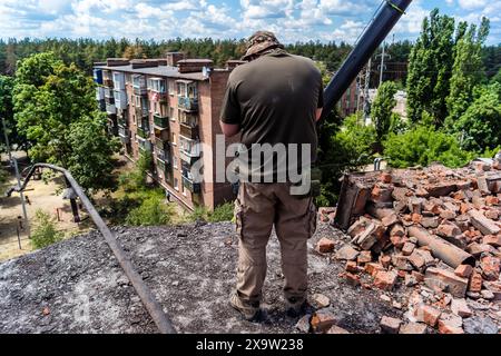 Kharkiv, Ukraine, 01. Juni 2024 Nicolas Cleuet, ein bemerkenswerter französischer Journalist, Fotograf und Reporter, der über den Krieg in der Ukraine berichtet, ist fotogr Stockfoto