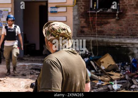 Kharkiv, Ukraine, 01. Juni 2024 Nicolas Cleuet, ein bemerkenswerter französischer Journalist, Fotograf und Reporter, der über den Krieg in der Ukraine berichtet, ist fotogr Stockfoto