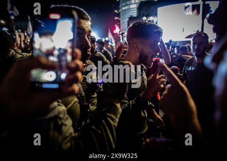 Tel Aviv, Israel. Juni 2024. Israelische Grenzpolizisten geben Gesten, als sie versuchen, Demonstranten während einer Demonstration zurückzudrängen. Einen Tag, nachdem der US-Präsident Joe Biden Israel und die Hamas zu einem Waffenstillstand aufrief und erklärte, dass es Zeit für ein Ende dieses Krieges sei, demonstrierten Zehntausende regierungsfeindliche Demonstranten in Tel Aviv. Aufruf an Israel, eine Vereinbarung zur Freilassung von Geiseln, die von der Hamas im Gazastreifen festgehalten wurden, voranzutreiben, sowie zur Absetzung von Premierminister Benjamin Netanjahu und zu frühen Wahlen. Quelle: SOPA Images Limited/Alamy Live News Stockfoto