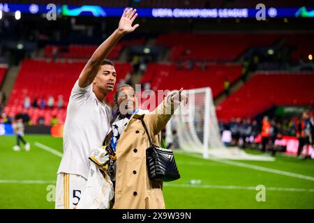 London, Großbritannien. Juni 2024. Fußball: Champions League, Borussia Dortmund - Real Madrid, K.-o.-Runde, Finale, Wembley-Stadion. Madrids Jude Bellingham (l) winkt nach dem Spiel auf die Tribüne. Quelle: Tom Weller/dpa/Alamy Live News Stockfoto