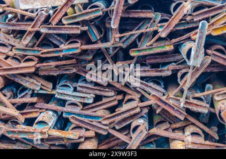 Gerüste aus verrostetem Metall, die darauf warten, entsorgt oder recycelt zu werden Stockfoto