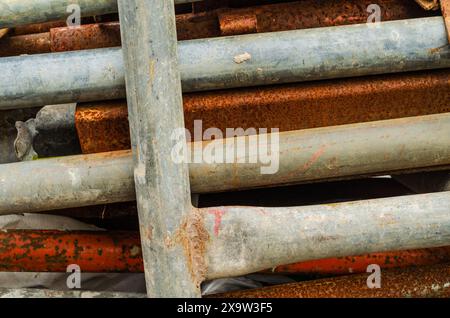 Gerüste aus verrostetem Metall, die darauf warten, entsorgt oder recycelt zu werden Stockfoto