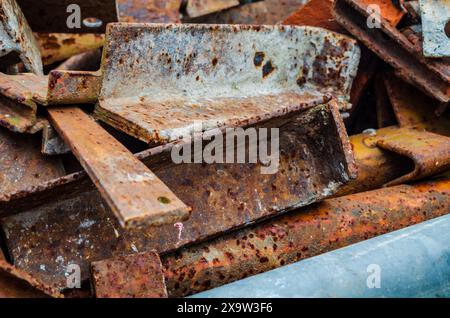 Gerüste aus verrostetem Metall, die darauf warten, entsorgt oder recycelt zu werden Stockfoto