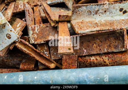 Gerüste aus verrostetem Metall, die darauf warten, entsorgt oder recycelt zu werden Stockfoto